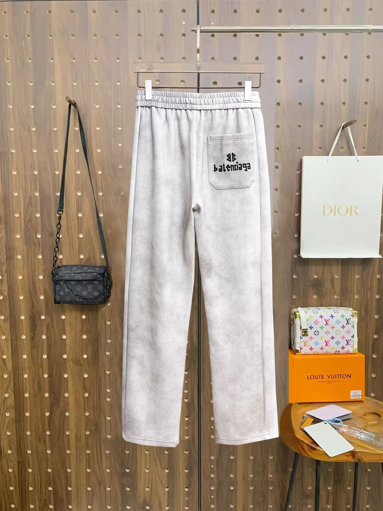 Balenciaga 🆕2026 Autumn and Winter New Arrival Casual Pants! The official website will be released simultaneously. Brand Classic LOGO casual pants, customized fabrics, excellent comfort and strong touch. Highly recognisable, perfect appearance and craftsmanship. Size:M-3XL